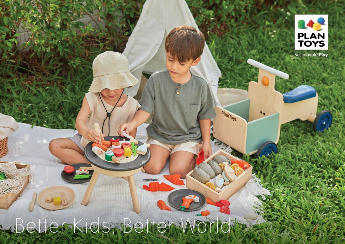 Dos niños jugando al aire libre con juguetes de madera PlanToys